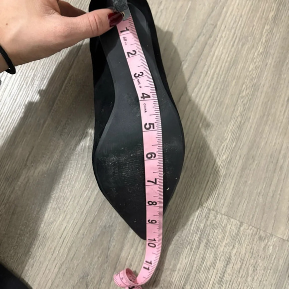 Toi Et Moi Pointed Toe Teardrop Cutout Back Black Tassel Pump - Picture 13 of 13